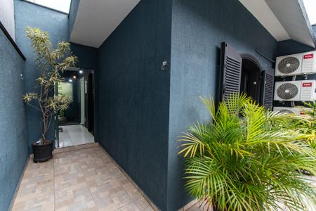 Casa à venda com 220m², 3 quartos e 8 vagas Casa à venda com 220m², 3 quartos e 8 vagasVaranda da suíte 2