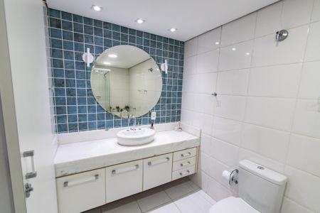 Casa à venda com 220m², 3 quartos e 8 vagas Casa à venda com 220m², 3 quartos e 8 vagasBanheiro da suíte 1