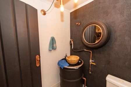 Casa à venda com 220m², 3 quartos e 8 vagas Casa à venda com 220m², 3 quartos e 8 vagasBanheiro da garagem