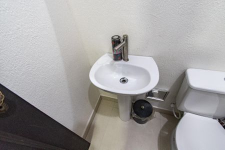 Casa à venda com 220m², 3 quartos e 8 vagas Casa à venda com 220m², 3 quartos e 8 vagasBanheiro de serviço