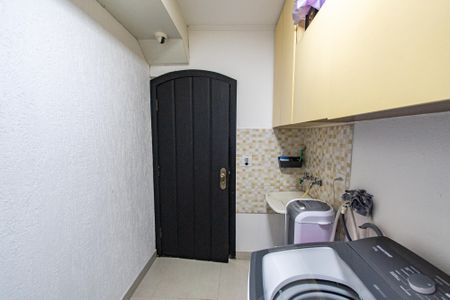 Casa à venda com 220m², 3 quartos e 8 vagas Casa à venda com 220m², 3 quartos e 8 vagasLavanderia