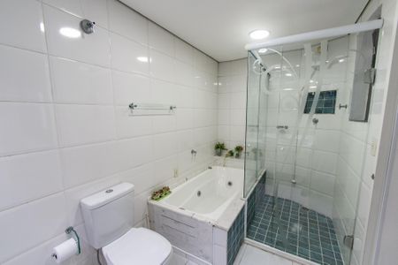 Casa à venda com 220m², 3 quartos e 8 vagas Casa à venda com 220m², 3 quartos e 8 vagasBanheiro da suíte 1