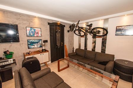 Casa à venda com 220m², 3 quartos e 8 vagas Casa à venda com 220m², 3 quartos e 8 vagasGaragem