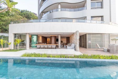 Apartamento à venda com 241m², 4 quartos e 4 vagasÁrea comum - Piscina