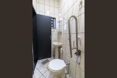 Casa à venda com 220m², 4 quartos e 4 vagasBanheiro de Serviço