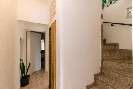 Casa à venda com 200m², 6 quartos e 2 vagas Casa à venda com 200m², 6 quartos e 2 vagasHall