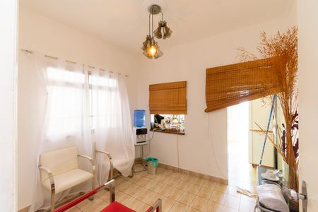 Casa à venda com 200m², 6 quartos e 2 vagas Casa à venda com 200m², 6 quartos e 2 vagasSala