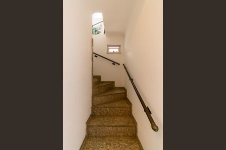 Casa à venda com 200m², 6 quartos e 2 vagas Casa à venda com 200m², 6 quartos e 2 vagasEscada