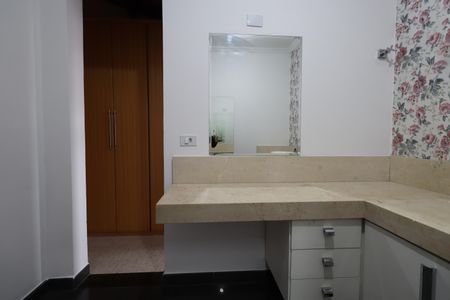 Casa à venda com 180m², 3 quartos e 4 vagasBanheiro da Suíte 2