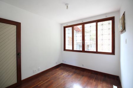 Casa à venda com 412m², 5 quartos e 3 vagasQuarto 2