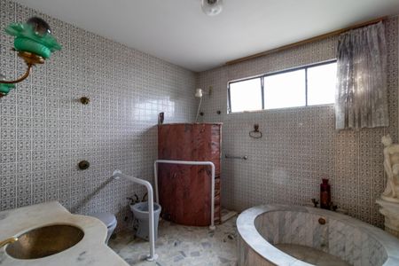 Casa à venda com 500m², 3 quartos e 6 vagas Casa à venda com 500m², 3 quartos e 6 vagasBanheiro 1
