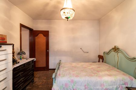 Casa à venda com 500m², 3 quartos e 6 vagas Casa à venda com 500m², 3 quartos e 6 vagasQuarto 1