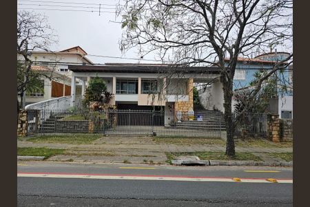 Casa à venda com 500m², 3 quartos e 6 vagas Casa à venda com 500m², 3 quartos e 6 vagasFachada