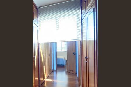 Apartamento à venda com 196m², 4 quartos e 2 vagas Apartamento à venda com 196m², 4 quartos e 2 vagasCloset