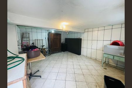 Casa à venda com 82m², 2 quartos e 1 vagaPorão