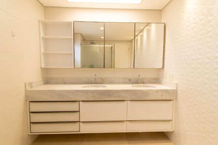 Apartamento à venda com 189m², 3 quartos e 3 vagasBanheiro da Suíte 1