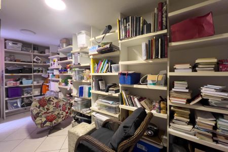 Casa à venda com 180m², 2 quartos e 2 vagas Casa à venda com 180m², 2 quartos e 2 vagasCloset do Quarto 2