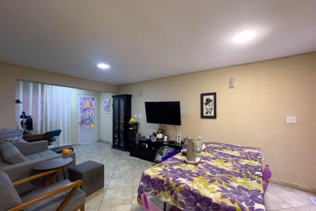 Casa à venda com 180m², 2 quartos e 2 vagas Casa à venda com 180m², 2 quartos e 2 vagasSala