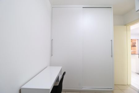 Quarto 1 de apartamento para alugar com 2 quartos, 52m² em Santa Mônica, Uberlândia