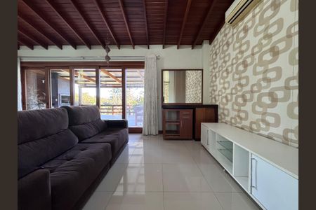 Casa à venda com 247m², 3 quartos e 4 vagas Casa à venda com 247m², 3 quartos e 4 vagasSala