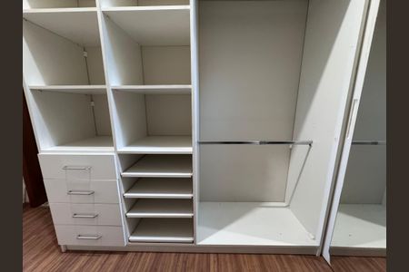 Casa à venda com 247m², 3 quartos e 4 vagas Casa à venda com 247m², 3 quartos e 4 vagasCloset