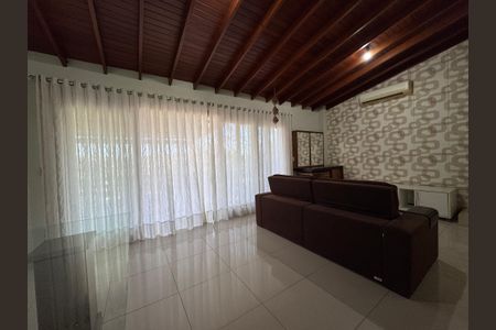 Casa à venda com 247m², 3 quartos e 4 vagas Casa à venda com 247m², 3 quartos e 4 vagasSala