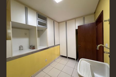 Casa à venda com 247m², 3 quartos e 4 vagas Casa à venda com 247m², 3 quartos e 4 vagasÁrea de Serviço