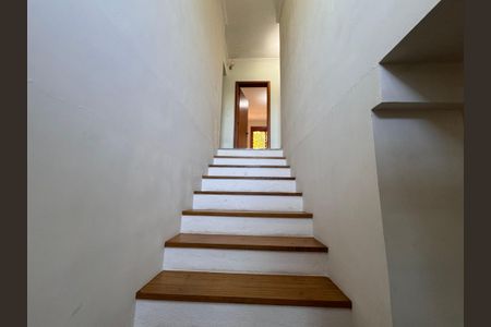 Casa à venda com 247m², 3 quartos e 4 vagas Casa à venda com 247m², 3 quartos e 4 vagasEscada