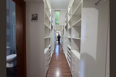 Casa à venda com 247m², 3 quartos e 4 vagas Casa à venda com 247m², 3 quartos e 4 vagasCloset