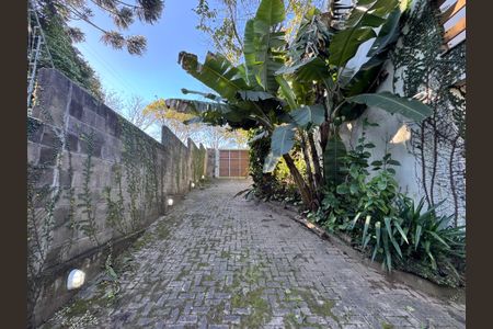 Casa à venda com 247m², 3 quartos e 4 vagas Casa à venda com 247m², 3 quartos e 4 vagasQuintal