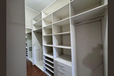 Casa à venda com 247m², 3 quartos e 4 vagas Casa à venda com 247m², 3 quartos e 4 vagasCloset