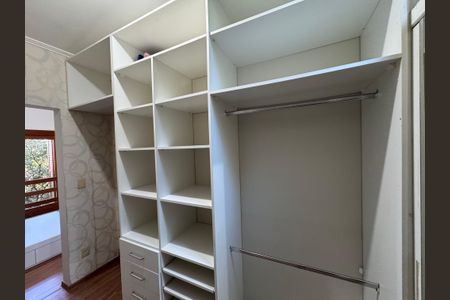 Casa à venda com 247m², 3 quartos e 4 vagas Casa à venda com 247m², 3 quartos e 4 vagasCloset