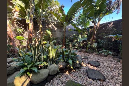 Casa à venda com 247m², 3 quartos e 4 vagas Casa à venda com 247m², 3 quartos e 4 vagasQuintal