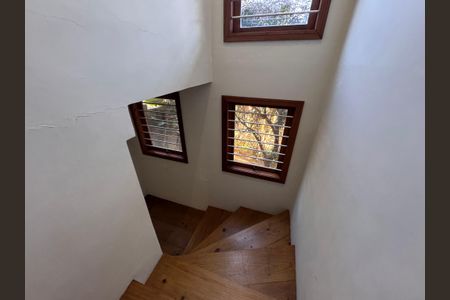 Casa à venda com 247m², 3 quartos e 4 vagas Casa à venda com 247m², 3 quartos e 4 vagasEscada