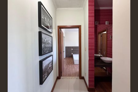 Casa à venda com 247m², 3 quartos e 4 vagas Casa à venda com 247m², 3 quartos e 4 vagasCorredor