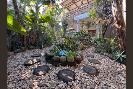 Casa à venda com 247m², 3 quartos e 4 vagas Casa à venda com 247m², 3 quartos e 4 vagasQuintal