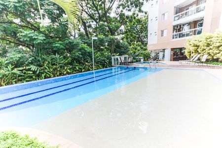 Apartamento à venda com 233m², 3 quartos e 3 vagas Apartamento à venda com 233m², 3 quartos e 3 vagasÁrea comum - Piscina