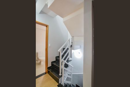 Casa à venda com 85m², 2 quartos e 2 vagas Casa à venda com 85m², 2 quartos e 2 vagasEscada