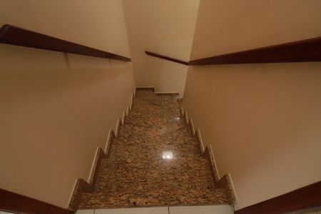 Casa à venda com 239m², 3 quartos e 3 vagasEscada