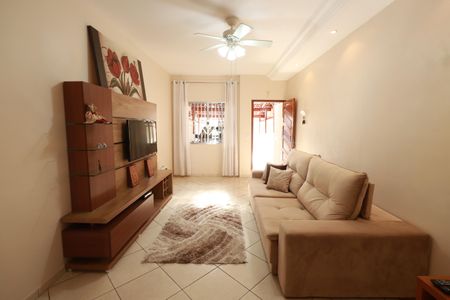 Casa à venda com 239m², 3 quartos e 3 vagasSala