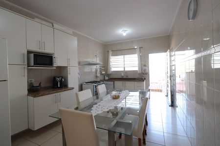 Casa à venda com 239m², 3 quartos e 3 vagasCozinha