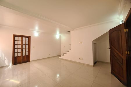 Casa à venda com 250m², 3 quartos e 4 vagas Casa à venda com 250m², 3 quartos e 4 vagasSala