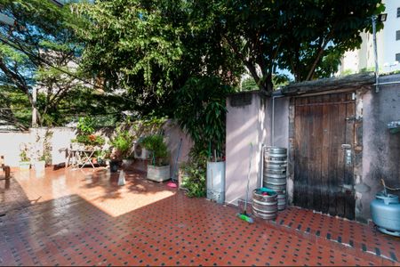 Casa à venda com 158m², 3 quartos e 6 vagas Casa à venda com 158m², 3 quartos e 6 vagasQuintal