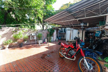 Casa à venda com 158m², 3 quartos e 6 vagas Casa à venda com 158m², 3 quartos e 6 vagasQuintal