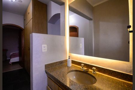 Casa à venda com 550m², 4 quartos e 2 vagas Casa à venda com 550m², 4 quartos e 2 vagasBanheiro Social