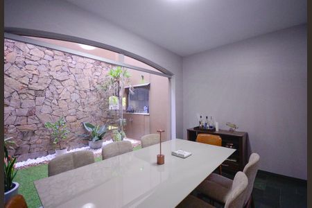 Casa à venda com 550m², 4 quartos e 2 vagas Casa à venda com 550m², 4 quartos e 2 vagasSala de Jantar
