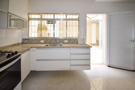 Casa à venda com 230m², 4 quartos e 3 vagas Casa à venda com 230m², 4 quartos e 3 vagasCozinha