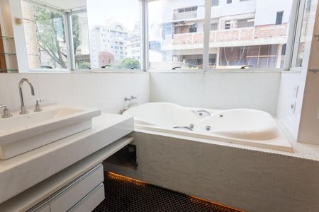 Apartamento à venda com 308m², 5 quartos e 4 vagasBanheiro da Suíte