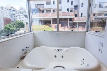Apartamento à venda com 308m², 5 quartos e 4 vagasBanheiro da Suíte
