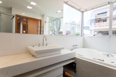 Apartamento à venda com 308m², 5 quartos e 4 vagasBanheiro da Suíte